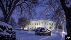 2019年1月13日一場大雪中的白宮夜景（美聯社）
