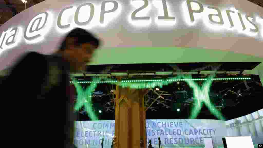 Un homme passe devant le Pavillon indien à la COP21, 7 décembre 2015 au Bourget.