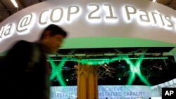 Un homme passe devant le Pavillon des Indiens à la COP21, la Conférence sur le changement climatique des Nations Unies, le lundi 7 décembre 2015 au Bourget, au nord de Paris. (Photo AP)