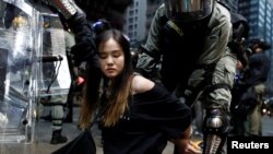 警方星期天（10月6日）逮捕一名抗议者。路透社