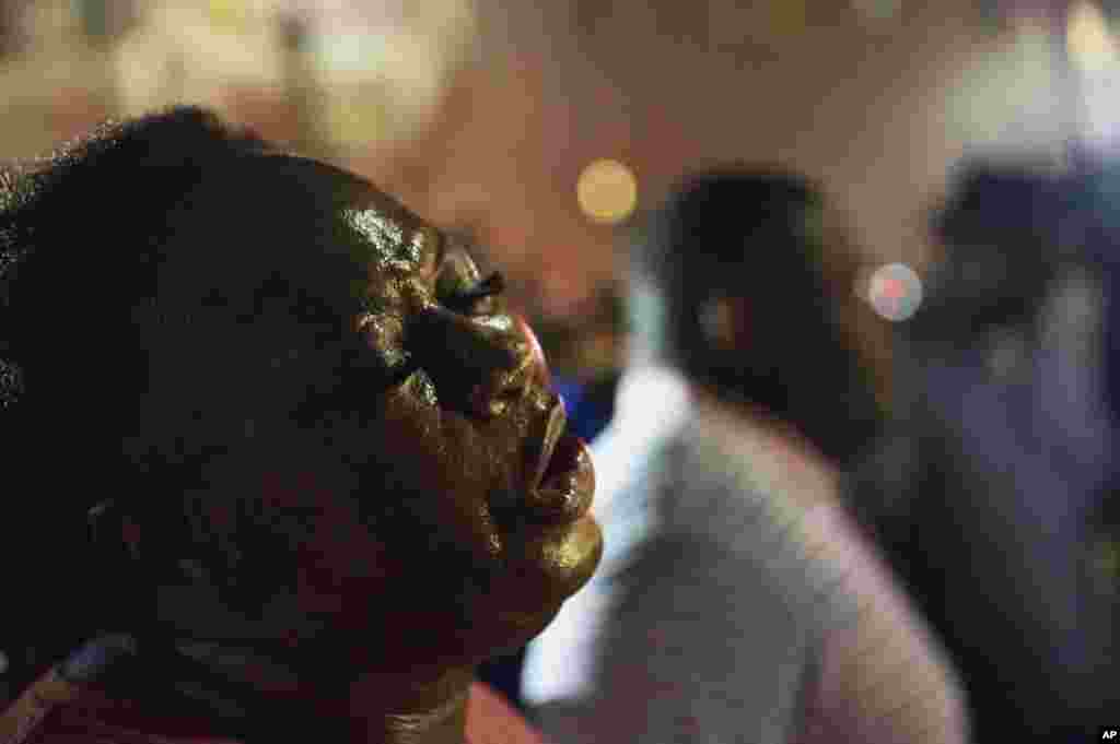 Lisa Doctor bergabung dalam doa bersama di sebuah jalan dekat Gereja Emanuel AME (18/6). (AP/David Goldman)