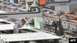 中國山東鄒平一家鋁製品廠的工人在工作。 （2020年3月14日）