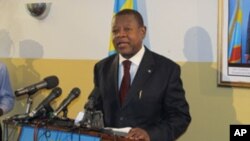 M. Lambert Mende lors d'un point de presse à Kinshasa, mars 2011