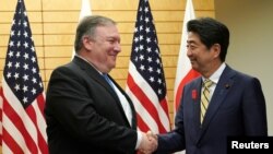 美國國務卿蓬佩奧（左）在東京與日本首相安倍晉三會晤。 （2018年10月6日）