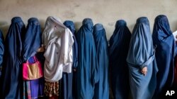 Avganistanke čekaju u redu za humanitarne pakete hrane u Kabulu, 23. maja 2023. (Foto: AP/Ebrahim Noroozi)