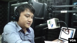 លោក ចាប ចិត្រា នាយក​សាលា​អន្តរជាតិ Headstart និង​ជា​​និស្សិត​ផ្នែក​កិច្ចការ​អន្តរជាតិ​ដែល​ទើប​នឹង​បញ្ចប់​ការ​​សិក្សា​នៅ​សាកលវិទ្យាល័យ​ភូមិន្ទ​ភ្នំពេញ ចូល​រួម​នៅ​ក្នុង​កម្មវិធី​«សំឡេង​​ជំនាន់​ថ្មី»​របស់​វីអូអេ។