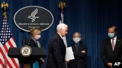Wakil Presiden Mike Pence (kedua dari kiri) berjalan ke panggung saat pengarahan tentang pandemi virus corona di Washington, 26 Juni 2020. 