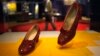 Smithsonian ระดุมทุนจากประชาชนสำหรับค่าใช้จ่ายดูแลสถานที่และรักษา “Ruby Slippers”