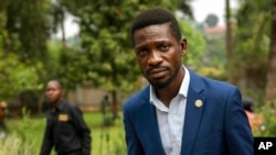 Le député Bobi Wine rentre à sa résidence après avoir donné une conférence de presse à Kampala, en Ouganda, le 15 janvier 2021.