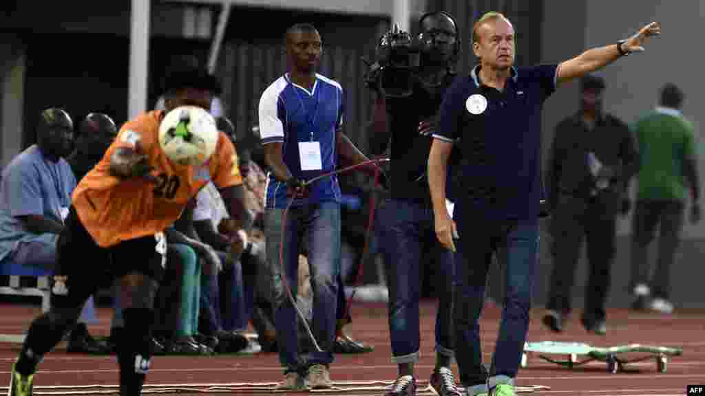 Le sélectionneur du Nigeria, Gernot Rohr, donne des instructions à ses joueurs lors du match de qualification de la Coupe du Monde le 7 octobre 2017 à Uyo.