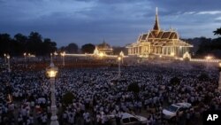 ប្រជាពលរដ្ឋ​ចូល​រួម​កាន់​ទុក្ខ​នៅ​ក្នុង​​ព្រះរាជពិធី​ព្រះបរមសព​នៃ​ព្រះបរមតនកោដ្ឋ។