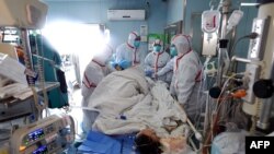 资料照片：中国武汉市一家医院正在救治一名H7N9 禽流感感染人员（2017年2月12日）