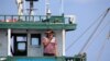 Seorang nelayan di kapal ikan China di kawasan Karang Scarborough, 6 April 2017. (Foto: Reuters)