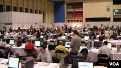 Médicos, científicos, políticos, activistas, pacientes, familiares y periodistas se reúnen para hablar del SIDA y las ramificaciones de la enfermedad.