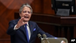 El presidente de Ecuador, Guillermo Lasso, habla en una sesión de la Asamblea Nacional en Quito en el inicio de un juicio político en su contra el 16 de marzo de 2023 en Quito.