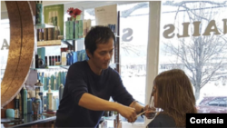 Divo Le, un inmigrante vietnamita dueño de Divo Hair Salon en Alexandria, Virginia, ha visto su sueño americano amenazado por la COVID-19. 