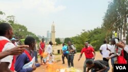 Des étudiants brûlent des affiches de campagnes présidentielles à Kampala, Angola, le 15 février 2016. (E. Paula/VOA)