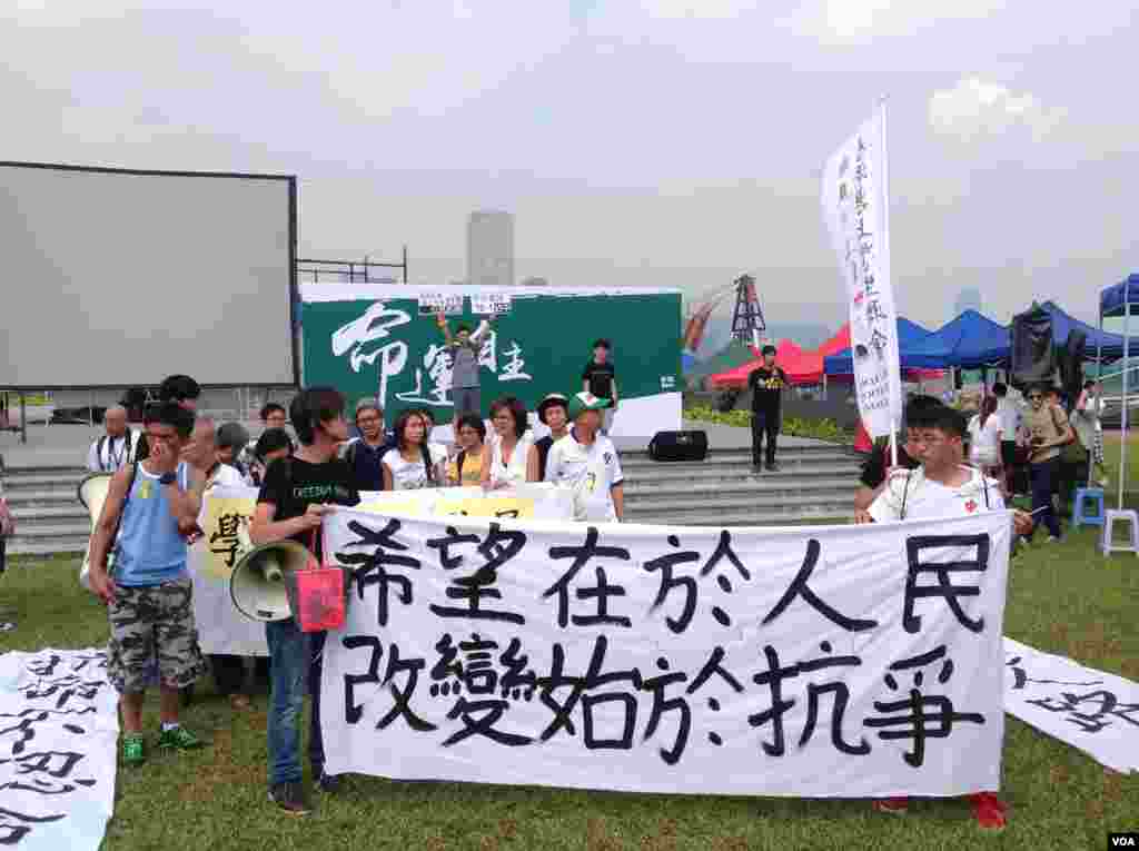 香港学联大专界罢课星期三继续在添马公园举行(美国之音图片/海彦拍摄)