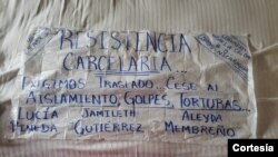 Papel donde reclusas de "La Esperanza" exponen sus demandas para acabar con la huelga. Foto: Cortesía.