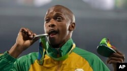  Le Sud-Africain Luvo Manyonga pose avec sa merdaille d'argent lors des Jeux Olympiques au stade de Rio de Janeiro, Brésil, 14 avril 2016.