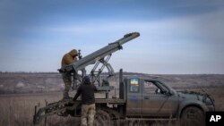 Ілюстративне фото. Українські військові на полі бою/AP