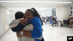 La inmigrante haitiana Valerie Laveus es recibida por su sobrino en el aeropuerto de Ford Lauderdale, en la Florida, tras llegar a EEUU bajo el programa de libertad condicional humanitaria del presidente Joe Biden, el 9 de agosto de 2023.