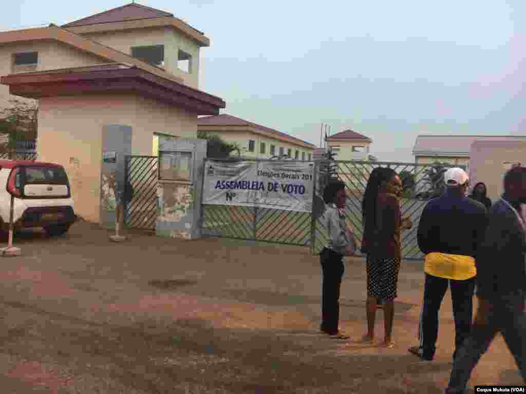 Eleitores aguardam à porta da sua assembleia de voto para votar em Luanda. 23 de Agosto 2017