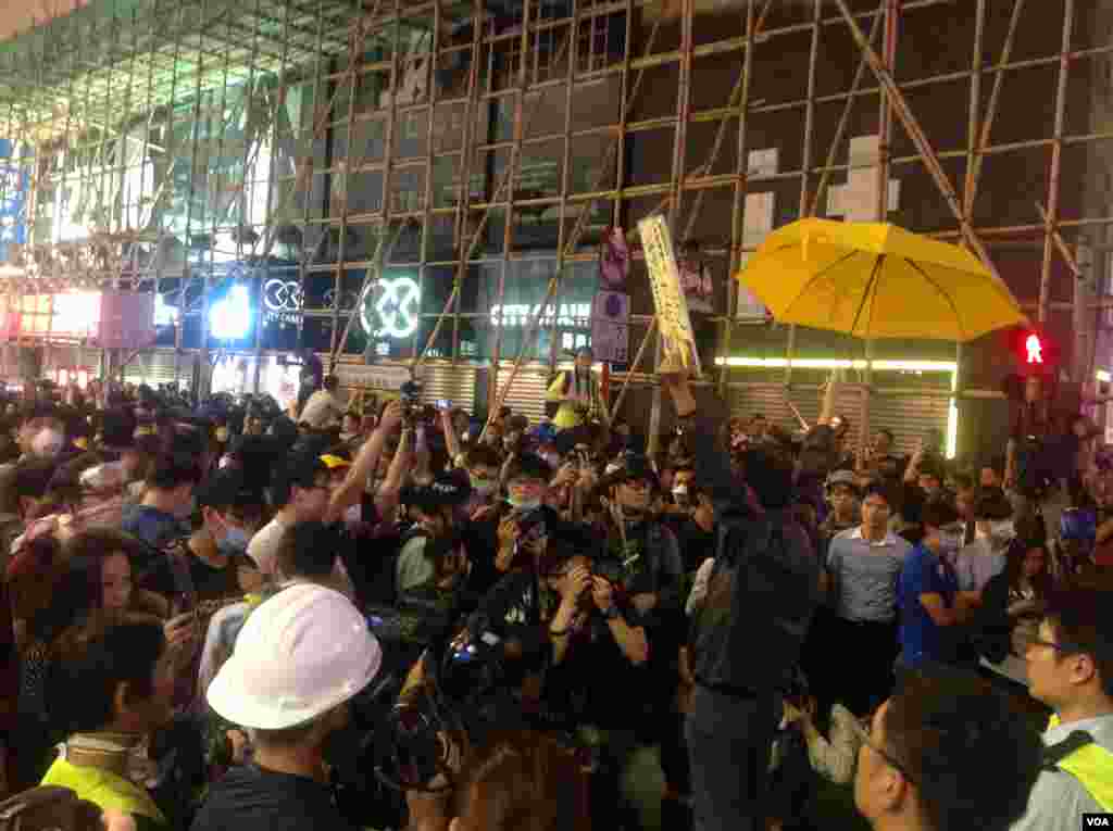 數以百計的香港市民在旺角佔領區星期二、三被清場之後,週三晚開始聚集在旺角銀行中心附近的路段。(美國之音海彥攝)