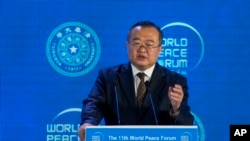 Liu Jianchao, Kepala departemen internasional Partai Komunis China, berbicara dalam Forum Perdamaian Dunia di Beijing, pada 2 Juli 2023. (Foto: AP/Andy Wong)