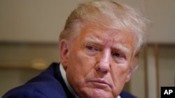 ARCHIVO - El expresidente Donald Trump durante un vuelo tras ofrecer un mitin en el aeropuerto regional de Waco, EEUU, el 25 de marzo de 2023.