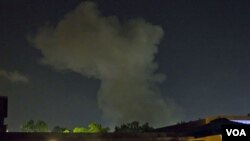 Asap membumbung di Tripoli akibat serangan udara NATO Selasa malam (24/5).