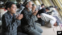 Musulmonlar bozorda ibodat qilmoqda, Toshkent, O'zbekiston