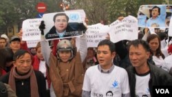 Le Quoc Quyet, 2nd from R, at a rally supporting Le Quoc Quan, Hanoi, Vietnam, Feb. 18, 2014. (Marianne Brown for VOA)