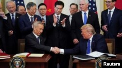 資料照片：特朗普在第一總統任期內和時任中國副總理劉鶴在白宮簽署美中第一階段經貿協議。 (2020年1月15日)