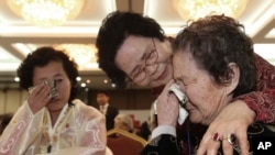 North Korean Kim Tae Un weeps in the meeting with her South Korean sister Kim Sa-bun.