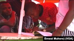 Des Bukaviens signent la pétition en plein air à Bukavu, RDC, 30 mars 2017. (VOA/Ernest Muhero)
