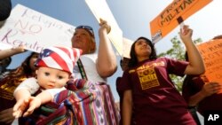 Inmigrantes en California demandan al gobierno de México más protecciones a los derechos de los niños que llegan a EE.UU.