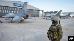 Що буде після Javelin, HIMARS та Patriots? Чи отримає Україна передові винищувачі, такі як F-16 американського виробництва, танки американського та німецького виробництва та безпілотники, про які постійно просять українці, запитує часопис Politico.