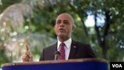 El candiidato presidencial haitiano Michel Martelly habla durante una conferencia en Puerto Príncipe.