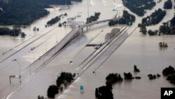 29일 미국 텍사스 주 험블의 I-69 도로가 허리케인 하비가 뿌린 폭우로 물에 잠겼다.
