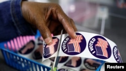 Un trabajador electoral prepara calcomanías de "Yo voté" para los votantes en la Oficina del Secretario Municipal antes de las elecciones de mitad de período en Lansing, Michigan, EEUU, el 7 de noviembre de 2022. REUTERS/Evelyn Hockstein