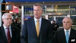 Walikota New York Mayor Bill de Blasio (tengah) dalam konferensi pers di Times Square, New York (18/11).