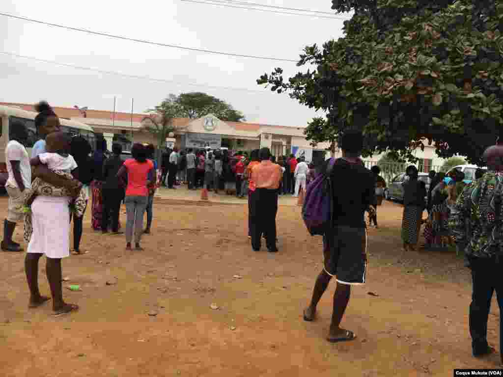 Des électeurs devant un bureau de vote à Luanda, Angola, 23 août 2017.