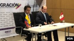 Christian Krüger Sarmiento, izquierda, director de Migración Colombia y Eduardo Sevilla, Superintendente Nacional de Migraciones de Perú emiten una resolución conjunta luego de dos días de reuniones sobre el fenómeno migratorio de venezolanos en sus territorios.