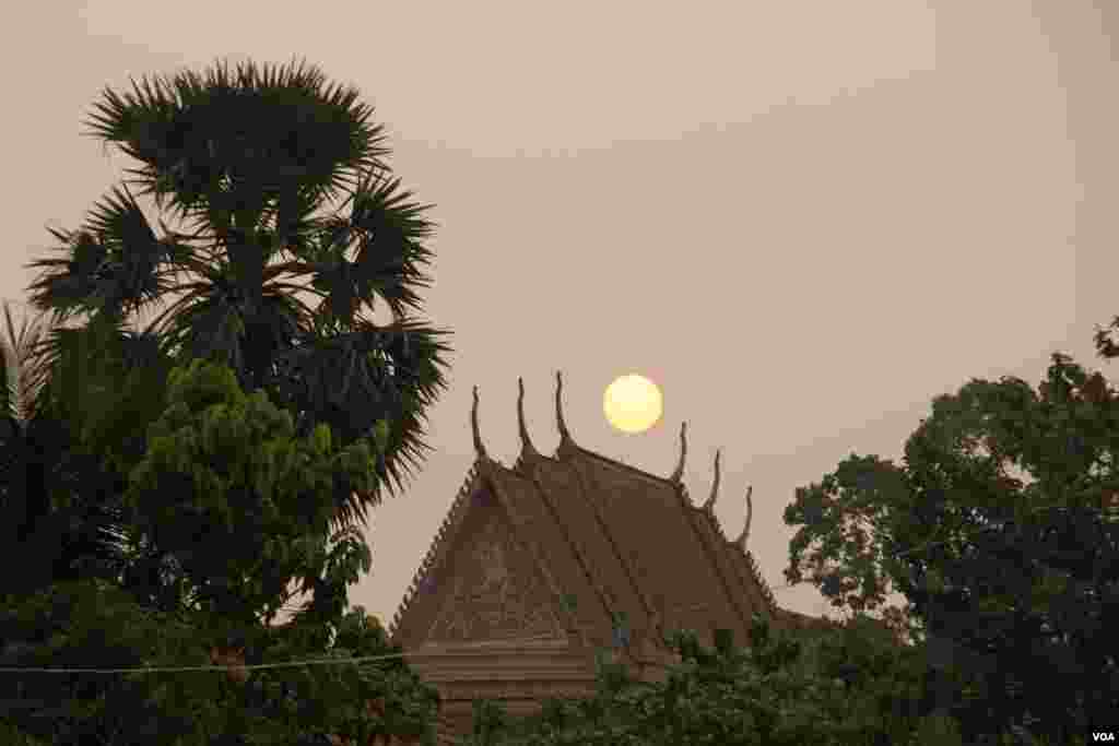 សៀមរាបមានសភាពធម្មតានៅព្រឹកថ្ងៃសុក្រ ទី២០ ខែមីនា ឆ្នាំ២០១៥នេះ ថ្វីបើនៅត្រឹមប្រមាណ១២ម៉ោងប៉ុណ្ណោះមុនការអញ្ជើញមកដល់នៃលោកស្រី Michelle Obama ដែលលោកស្រីនឹងក្លាយជាភរិយានៃប្រធានាធិបតីសហរដ្ឋអាមេរិកកំពុងកាន់តំណែងដំបូងដែលមកទស្សនកិច្ចប្រទេសកម្ពុជា។ (នៅ ពៅលក្ខិណា/VOA)