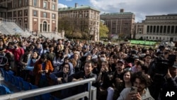 Demonstranti u kampusu univerziteta Kolumbija (Foto: AP/Stefan Jeremiah)