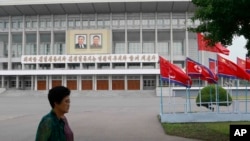 中国领导人习近平访问平壤之际，平壤街头的朝鲜与中国国旗。（2019年6月20日）