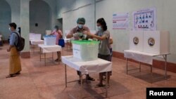 ယခင်မှတ်တမ်းရုပ်ပုံ | ၂၀၂၀ အထွေထွေရွေးကောက်ပွဲအတွင်း ရန်ကုန်မြို့ မဲရုံတခုမှာ ဆန္ဒမဲထည့်ဝင်နေသူ ပြည်သူတဦး (နိုဝင်ဘာ ၈၊ ၂၀၂၀)