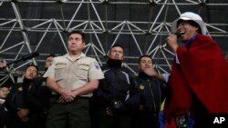 Policías detenidos por los indígenes en Quito, Ecuador. los oficiales fueron liberados en la tarde noche del jueves 10 de octubre de 2019. AP Photo/Dolores Ochoa.