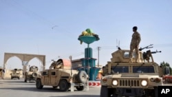 Pasukan Keamanan Afghanistan berpatroli di kota provinsi Ghazni di barat Kabul, Afghanistan, Minggu, 12 Agustus 2018.